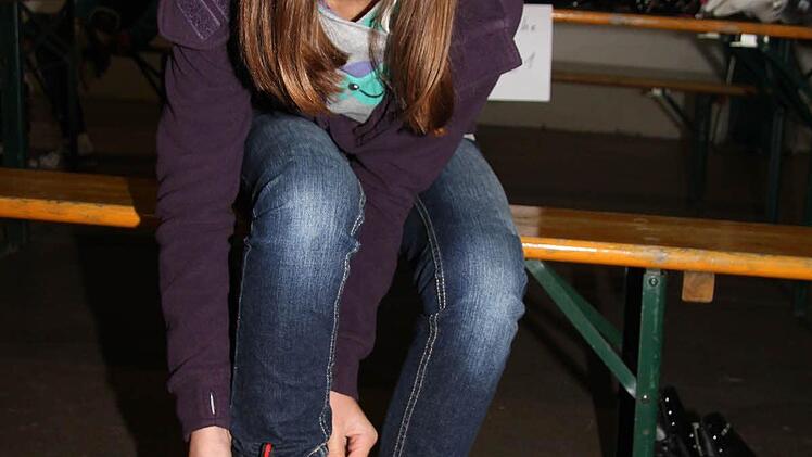 Ida Popp (12) ist aus ihren alten Schlittschuhen herausgewachsen - sie braucht jetzt Schlittschuhe in Größe 41. Für zehn Euro findet sie ein Schlittschuhpaar, das aussieht wie neu.