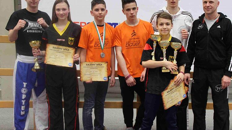 Die erfolgreiche Eberner Kickboxstaffel, die mit elf Podestplätzen vom internationalen Sachsen-Cup zurückkehrte, von links Dominique Zeitler, Johanna Zeitler, Leonard Müller, Hannes Müller, Darius Strätz, Dirk Schmitt und Trainer Jürgen Schorn