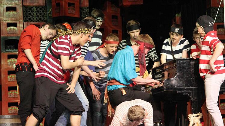 Die Piratenband ist ziemlich musikalisch: Dominik Herbst spielte live auf der Bühne am Flügel