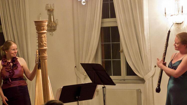 Applaus für die Harfenistin Anna-Maria Frankenberger und die Oboistin Silke Augustinski beim Gastspiel im Haus des Gastes" in Bad RodachFoto: Jochen Berger