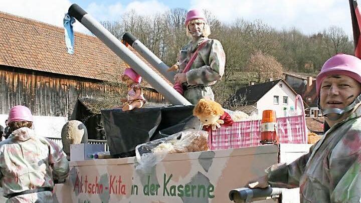 Auch heuer soll es einen Faschingszug geben, so wie 2014. Federführend wird in diesem Jahr der Feuerwehrverein sein. Foto: Gabriele Sell/Archiv