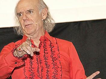 "Zä korz" heißt das neuste Programm des Erlanger Kabarettisten Klaus Karl-Kraus, mit dem er am Samstagabend das Michelauer Publikum begeisterte.  Foto: Gerda Völk