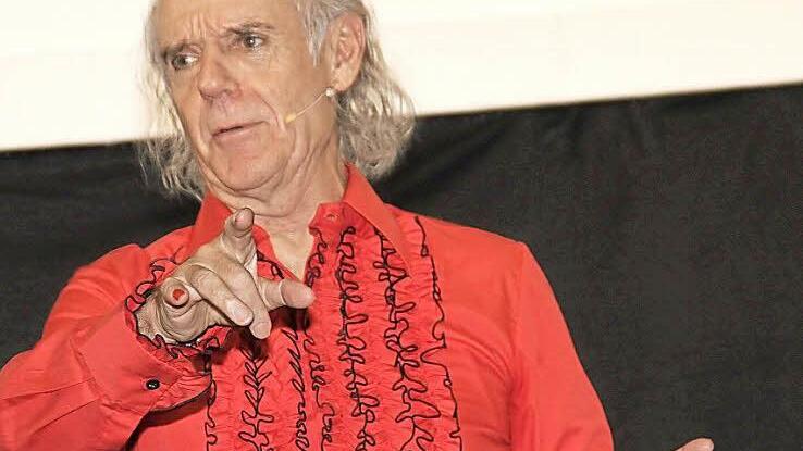 "Zä korz" heißt das neuste Programm des Erlanger Kabarettisten Klaus Karl-Kraus, mit dem er am Samstagabend das Michelauer Publikum begeisterte.  Foto: Gerda Völk