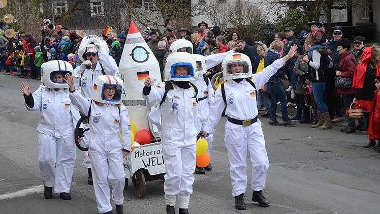 Die Motorradfreunde Welitsch nahmen als Astronauten Abschied von dieser schönen Welt, ihre Tage sind gezählt. Foto: Karl-Heinz Hofmann