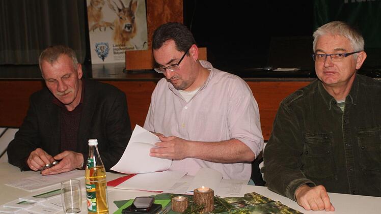 Jagdberater Hans Stark, Martin Schrauder von der Unteren Jagdbehörde und Bernd Janik von der Unteren Naturschutzbehörde des Landratsamtes (von links) informierten die Jäger in Fachvorträgen.