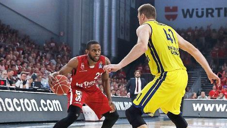 Mit elf Punkten in Folge machte Darius Miller nach der Pause schnell alles klar. Hier versucht Brian Qvale vergeblich, ihn aufzuhalten.