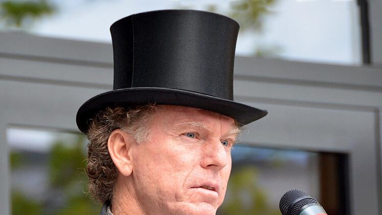 Studiendirektor und Oberstufenkoordinator Heiko Schmitt begrüßte als "Jack the Ripper" die Abiturienten 2017 "einen ganz sympatischen Jahrgang von 117 jungen Menschen". Foto: Peter Rauch