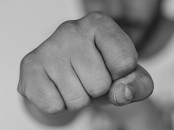 Erst die Toiletten einer Kneipe beschmiert, dann einen Zeugen mit der Faust niedergeschlagen. Der Mann verbrachte die Nacht in einer Zelle. Symbolfoto: pixabay/ToNic-Pics