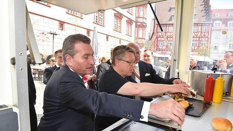 Bratwurst für den EU-Kommissar. Foto: Ronald Rinklef