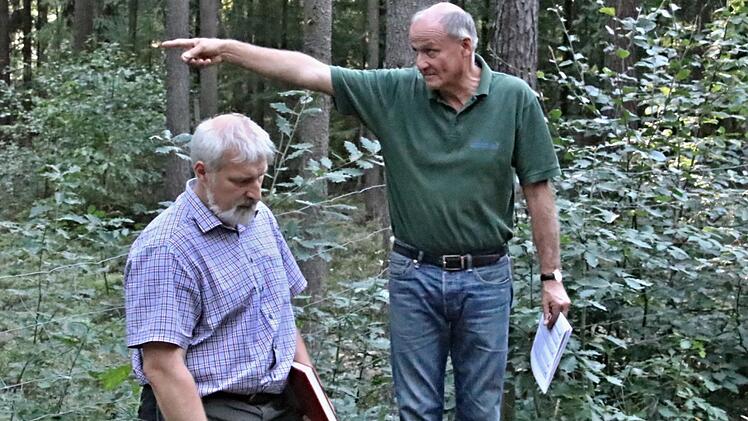Wolfang Meiners, zuständiger Revierleiter (rechts), hält die Hand über seinen Chef Jürgen Hahn. Das Foto entstand, als Meiners gestenreich seine Erklärungen abgab.Helmut Will