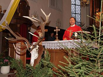 Pfarrer Matthias Steffel  zelebriert die Hubertusmesse auf dem Kreuzberg Mathias Erlwein
