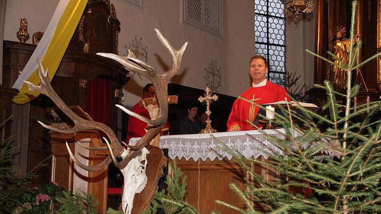 Pfarrer Matthias Steffel  zelebriert die Hubertusmesse auf dem Kreuzberg Mathias Erlwein