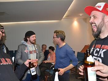 Zwei Neue im Stadtrat: Nicolai Schaufler von der Satirepartei "Die Partei" (links) spricht am Wahlabend im Sitzungssaal mit Marc Deavin von den Grünen.  Foto: Bernhard Panzer