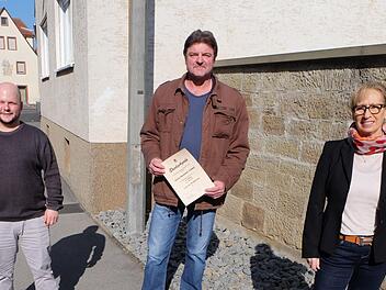 Sein 25-jähriges Dienstjubiläum feierte Bauhofleiter Bernhard Schmitt in der Gemeinde Thundorf: (von links) Michael Müller (Verwaltungsgemeinschaft), Jubilar Bernhard Schmitt und Bürgermeisterin Judith Dekant. Foto; Philipp Bauernschubert
