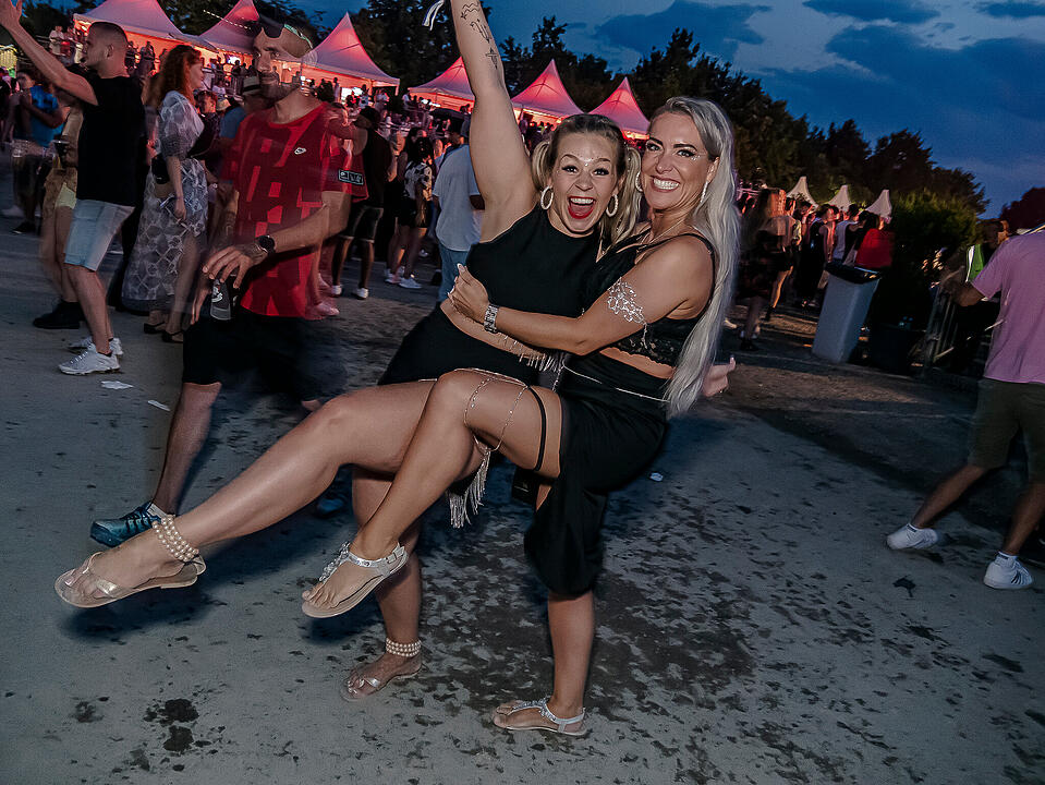 Mit internationalen und nationalen Live-Acts!