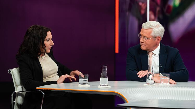 Norbert R&ouml;ttgen und Schriftstellerin Juli Zeh waren sich bei der V&ouml;lkerrechtswidrigkeit des Iran-Kriegs uneins.