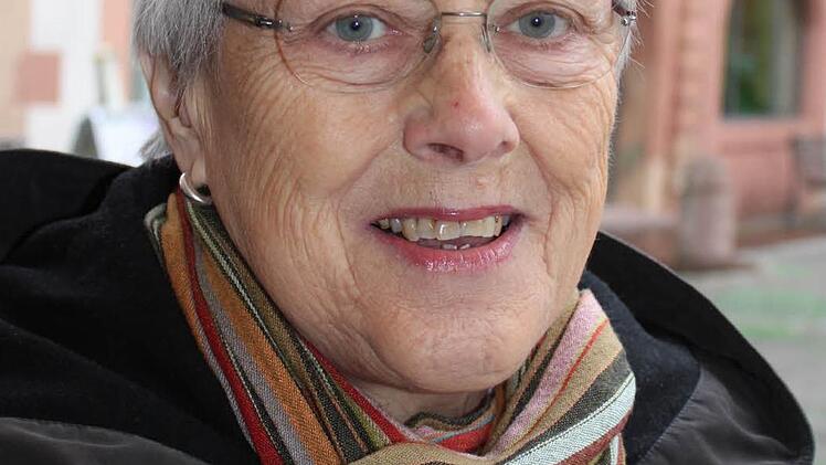 Sigrid Ohl (74 Jahre, aus Hahnstätten): "Die Zeitumstellung spielt für mich überhaupt keine Rolle. Ob eine Stunde vor oder eine Stunde zurück, das ist mir völlig egal. Aber: Ich telefoniere jeden Sonntag Morgen um 8.30 Uhr mit meiner Schwägerin. Da hoffe ich schon, dass ich nicht vergesse, den Wecker umzustellen. Meistens mache ich das  sicherheitshalber schon am Tag vor der Zeitumstellung."
