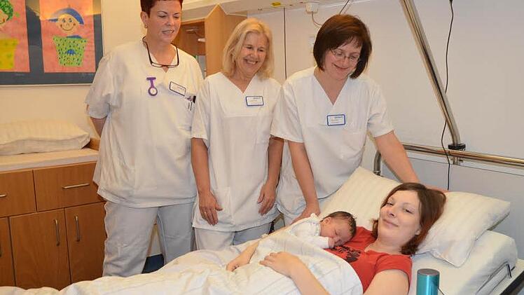 Felix Renziehausen mit Mutter Mandy. Mit im Bild (von links): Oberärztin Alexandra Tetsis, Schwester Dagmar Walter und Schwester Margit Görgüli. Foto: K.-H. Hofmann