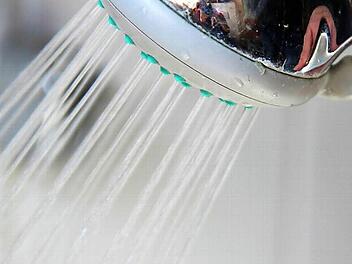 Im Duschwasser des Münnerstädter Sportzentrums wurden Legionellen in deutlich erhöhter Konzentration nachgewiesen. Die Keime vermehren sich besonders gerne in lauwarmem, stehenden Leitungswasser.  Foto: Heike Beudert