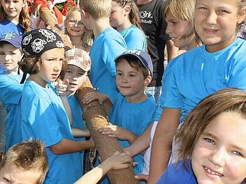 Fleißig packten die Gremsdorfer Kinder mit an, um ihren zwölf Meter hohen Baum zu stemmen.  Fotos: Sonja Werner