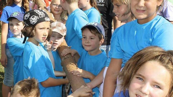 Fleißig packten die Gremsdorfer Kinder mit an, um ihren zwölf Meter hohen Baum zu stemmen.  Fotos: Sonja Werner
