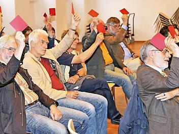 Rote Karten: Damit entlasteten die Mitglieder der Friedrich-Wilhelm Raiffeisen Energie eG Münnerstadt den Vorstand und den Aufsichtsrat einstimmig.  Foto: Dieter Britz