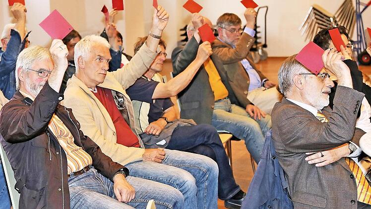 Rote Karten: Damit entlasteten die Mitglieder der Friedrich-Wilhelm Raiffeisen Energie eG Münnerstadt den Vorstand und den Aufsichtsrat einstimmig.  Foto: Dieter Britz