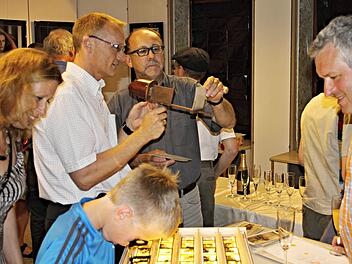 Auf großes Interesse stieß die Stereobilderschau von Manfred Künzel (Zweiter von rechts) bei Bürgermeister Jürgen Hennemann (rechts), Stadträtin Ulrike Zettelmeier, Sparkassenvorstand Andreas Linder und vorne bei einem jungen Besucher. Foto: Helmut Will