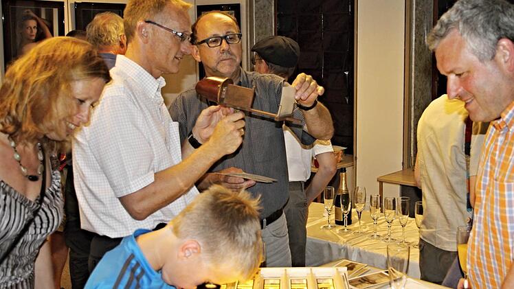 Auf großes Interesse stieß die Stereobilderschau von Manfred Künzel (Zweiter von rechts) bei Bürgermeister Jürgen Hennemann (rechts), Stadträtin Ulrike Zettelmeier, Sparkassenvorstand Andreas Linder und vorne bei einem jungen Besucher. Foto: Helmut Will