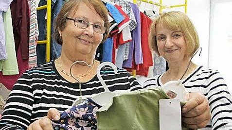 Die "Kukatz"-Mitarbeiterinnen Uta Kuhrau und Susanne Schmeißner verkaufen seit vielen Jahren im Second-Hand-Laden ehrenamtlich gut erhaltene Kindersachen.