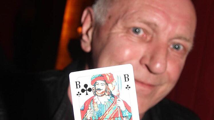 Ewald (54) hat den Kreuzbuben und wartet erst mal ab. "Vielleicht passiert ein Wunder", sagt er. Foto: Sonja Adam