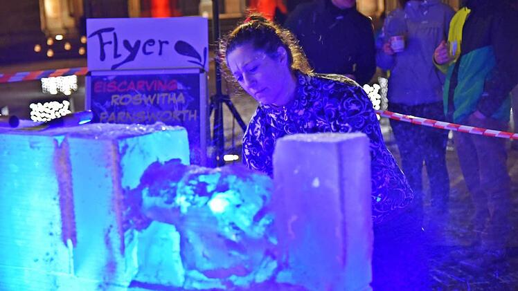 Die Bildhauerin Roswitha Farnsworth verwandelte einen Eisblock mit der Kettensäge in eine Skulptur. Foto: Gabi Arnold