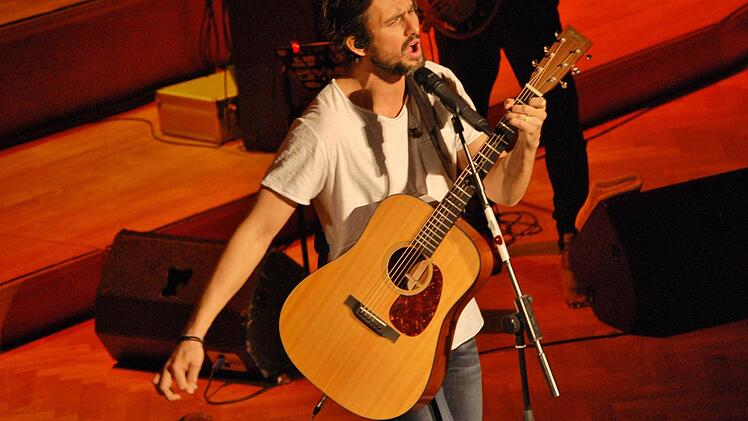 Sänger Tom Beck (38) brachte seine Fans im Regentenbau zum Toben. Foto: Dobschütz