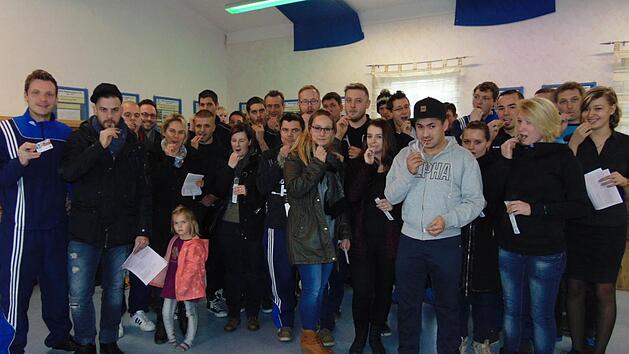Organisator Florian D&ouml;tzer (l.) war angetan von der Resonanz der Typisierungsaktion in Pettensiedel.  Foto: Petra Malbrich
