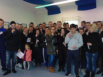 Organisator Florian Dötzer (l.) war angetan von der Resonanz der Typisierungsaktion in Pettensiedel.  Foto: Petra Malbrich