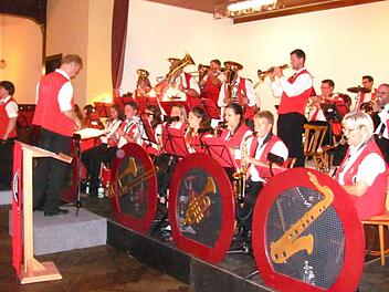 Die Weisachtaler Blasmusik mit Dimitry Braudo als Dirigenten konnte am Böhmischen Abend für Begeisterungsstürme im Hartlebsaal in Maroldsweisach. Foto: Silvia Elflein