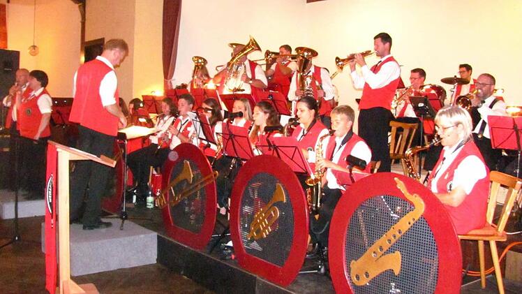 Die Weisachtaler Blasmusik mit Dimitry Braudo als Dirigenten konnte am Böhmischen Abend für Begeisterungsstürme im Hartlebsaal in Maroldsweisach. Foto: Silvia Elflein
