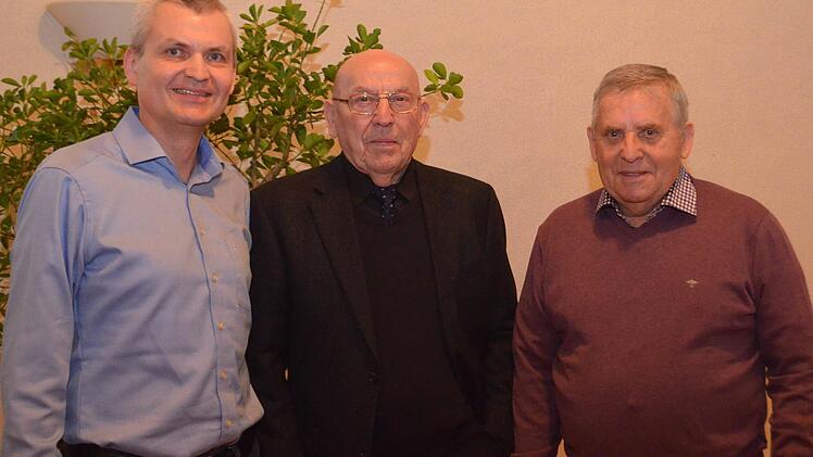 50 Jahre Mitglied im Fidelia-Verein sind Helmut Morper und Heinz Schmitt. Links: Vorsitzender Martin Thürmer
