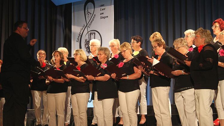 Die Frauen unter Dirigent Armin Müller.