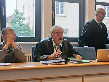 Einer der drei Angeklagten vor dem Schöffengericht des Amtsgerichts mit den Verteidigern (von links) Christian Rudolph und Thomas Gärtner. Die Beschuldigten mussten sich am Donnerstag wegen schweren Diebstahls verantworten. Am Ende wurden sie zu Gefängnisstrafen zwischen drei und zwei Jahren verurteilt.  Foto: Sebastian Martin
