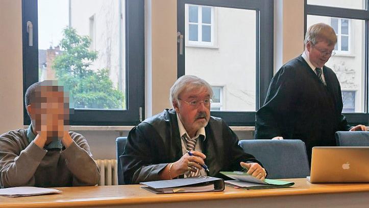 Einer der drei Angeklagten vor dem Schöffengericht des Amtsgerichts mit den Verteidigern (von links) Christian Rudolph und Thomas Gärtner. Die Beschuldigten mussten sich am Donnerstag wegen schweren Diebstahls verantworten. Am Ende wurden sie zu Gefängnisstrafen zwischen drei und zwei Jahren verurteilt.  Foto: Sebastian Martin