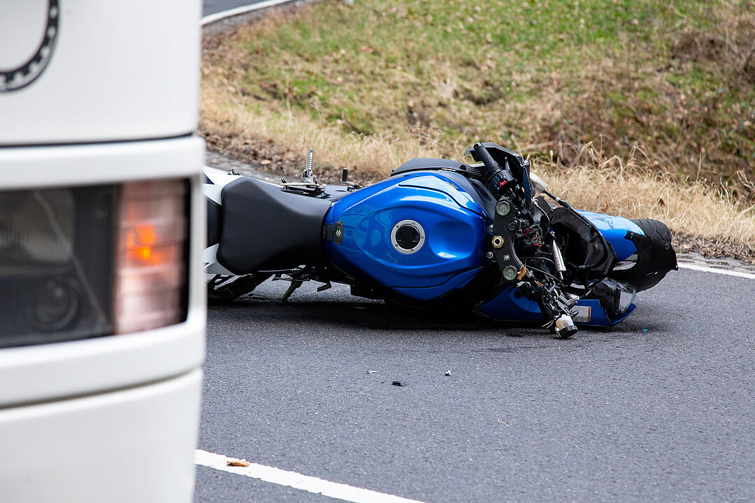 Motorrad kollidiert mit Linienbus: Coburger stirbt bei Unfall in Thüringen