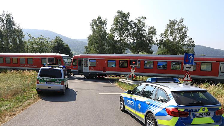 Ein Regionalexpress ist am Dienstagmorgen im Landkreis Miltenberg gegen einen Lkw geprallt. Foto: NEWS5 / Merzbach