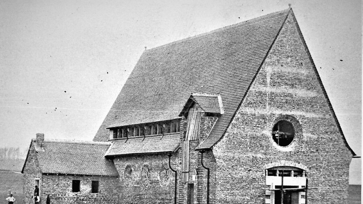Die Haiger Sankt Anna-Kirche im Frühjahr 1928 ein Jahr vor der Weihe. Der Kirchturm wurde erst 1931 fertig gestellt. Repro: Gerd Fleischmann