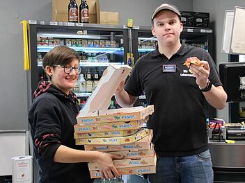 Angelo Valenzano vom Castello Belvedere im Staatsbad Brückenau hat sich eine besondere Aktion überlegt. Donnerstagmittag lieferte er 100 Pizzen für die Mitarbeiter aller örtlichen Lebensmittelmärkte aus. "Ich bin Italiener. Ich weiß, was in Italien los ist", sagt er. Foto: Uli Müller
