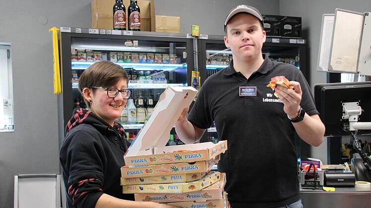 Angelo Valenzano vom Castello Belvedere im Staatsbad Brückenau hat sich eine besondere Aktion überlegt. Donnerstagmittag lieferte er 100 Pizzen für die Mitarbeiter aller örtlichen Lebensmittelmärkte aus. "Ich bin Italiener. Ich weiß, was in Italien los ist", sagt er. Foto: Uli Müller