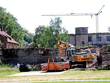 Vorerst werden am Schloss Ebelsbach die eingestürzten Dächer der Nebengebäude zur Festwiese hin beseitigt. Hier wird eine provisorische Zufahrt geschaffen, um weitere Arbeiten zu ermöglichen.  Foto: Günther Geiling