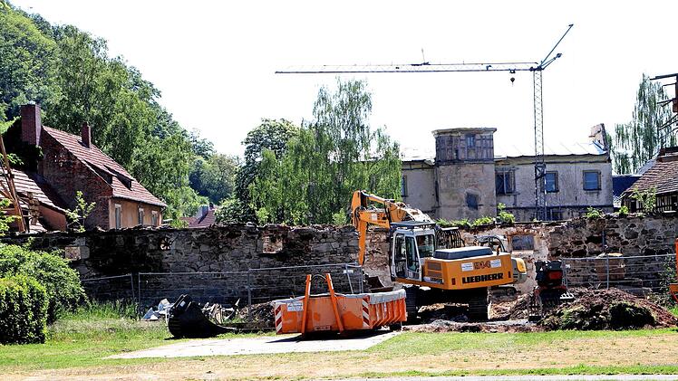 Vorerst werden am Schloss Ebelsbach die eingestürzten Dächer der Nebengebäude zur Festwiese hin beseitigt. Hier wird eine provisorische Zufahrt geschaffen, um weitere Arbeiten zu ermöglichen.  Foto: Günther Geiling