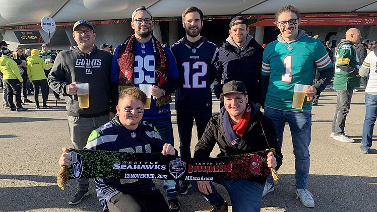 Die Football-Fans aus dem Thulbatal vor der Allianz Arena. Foto: Jens Weigand