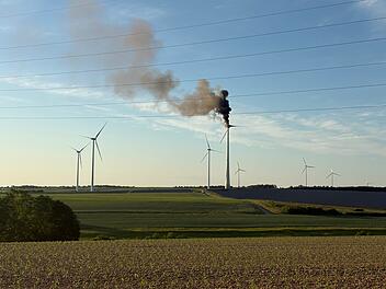 Windrad steht lichterloh in Flammen